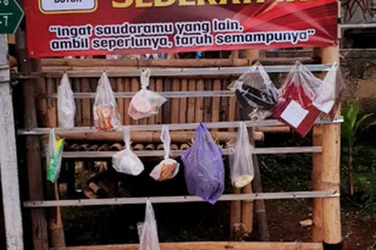 Gerai cantelan sembako yang didirikan oleh masyarakat di gang-gang perumahan