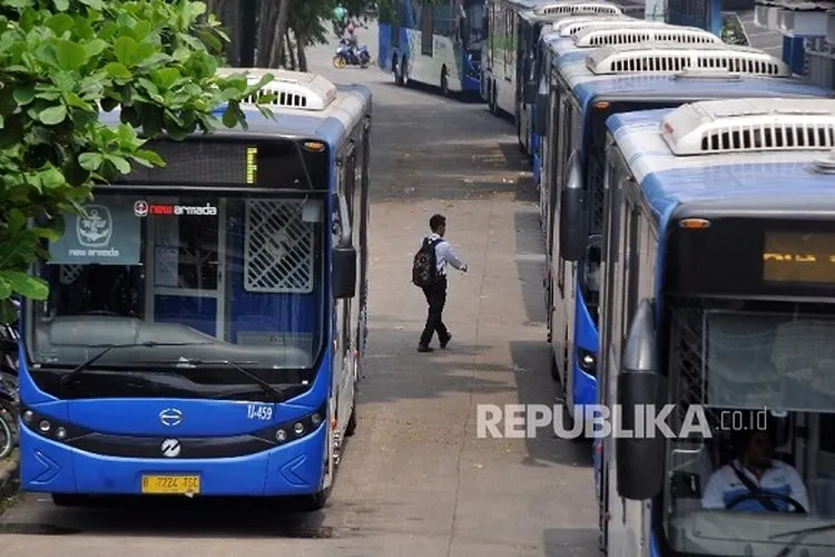 [ilustrasi] Sejumlah bus Transjakarta mengantre di Halte Busway Ragunan, Jakarta Selatan, Senin (23/10).  Foto: Republika/Putra M. Akbar