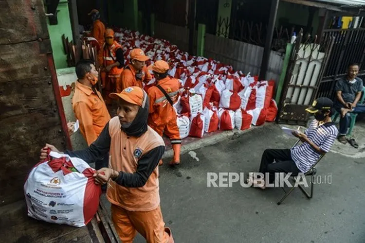 Sejumlah petugas saat mendistribusikan Bantuan Sosial (Bansos) Presiden di kawasan Kebon Jeruk, Jakarta. Kementerian Sosial telah menyalurkan anggaran bansos sembako untuk masyarakat di Jabodetabek selama pandemi Covid sebesar Rp 5,65 triliun atau 82,59 persen.  (Foto: republika/Putra M. Akbar)