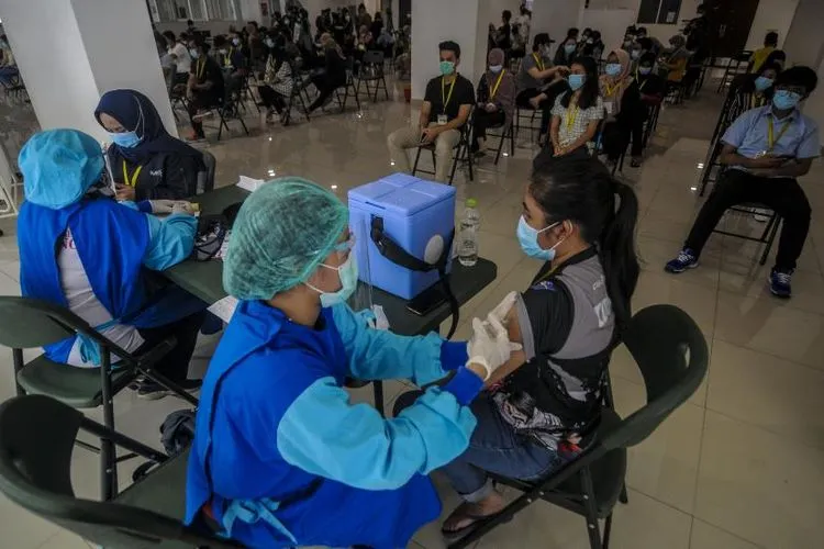 Sejumlah tenaga kesehatan menjalani vaksinasi di Rumah Sakit Darurat (RSD) Wisma Atlet, Jakarta. Foto: Republika/Putra M. Akbar
