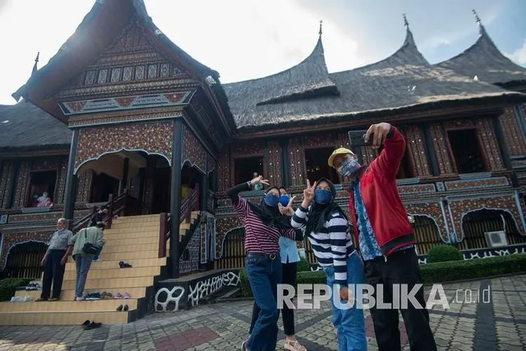 ilustrasi. sejumlah pengunjung tmii mengunjungi anjungan rumah adat Sumatera Barat/dok: republika.co.id