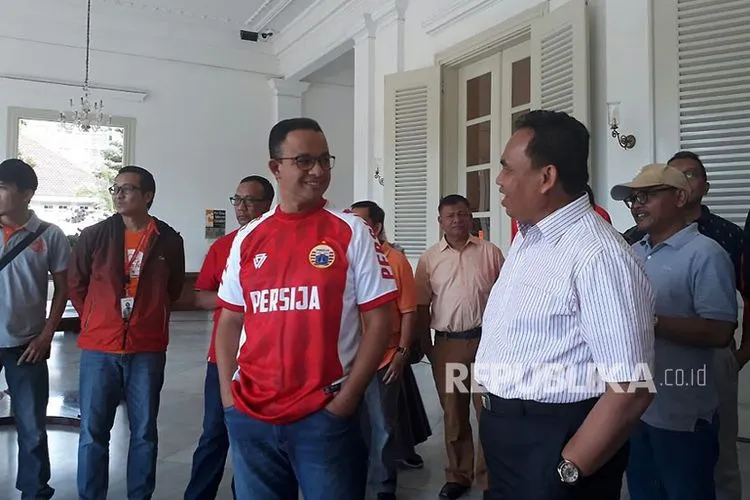 Kebersamaan Sekda DKI Jakarta Saefullah (baju putih), dengan Gubernur Anies Baswedan/ Republika