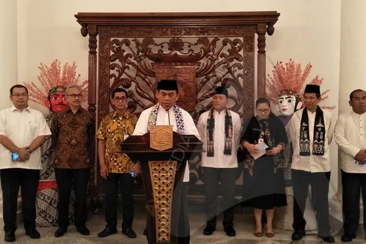 Sekretaris Daerah DKI Jakarta, Saefullah memberikan keterangan kepada wartawan tentang pelaksanaan Karnaval Langit Biru Jakarta 2019/Ayojakarta.com