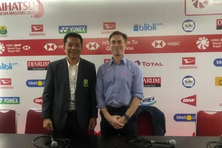 Sekjen PBSI Achmad Budiharto (kiri) dan Direktur Event BWF Daren Parks dalam konferensi pers usai perhelatan bulutangkis Indonesia Masters 2020 di Istora Senayan, Jakarta, Minggu (19/1) malam. [Humas PBSI]
