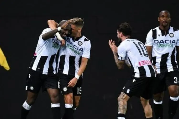 Gelandang Udinese Seko Fofana (kiri) merayakan golnya ke gawang Juventus bersama rekan setimnya dalam lanjutan Liga Italia di Dacia Arena Stadium. MARCO BERTORELLO / AFP