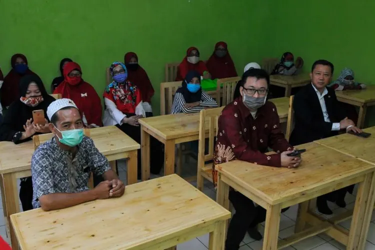 Perwakilan K-eco Pax Global Michael Sou Myung Ryul, serta Effendi Go dan perwakilan dari DLH DKI Jakarta, saat peresmian bangunan labolatorium komputer di Sekolah Alam Tunas Mulia, Sumur Batu, Bantar Gebang, Kota Bekasi, Selasa (23/6/2020) Foto: Istimewa