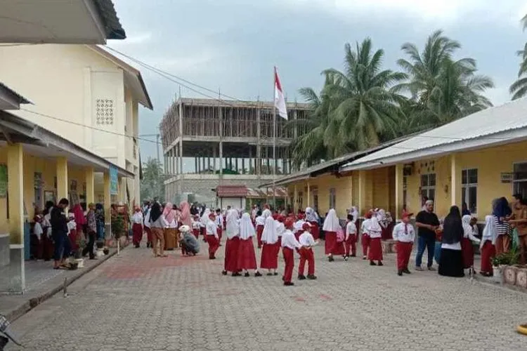 Suasana sekolah di kota Ranai (Haluan Kepri)