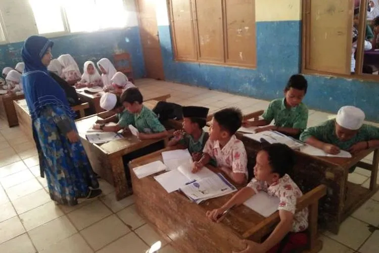 Murid SD Negeri Kertajaya 2 Bogor Belajar Beralaskan Lantai. (ayobogor.com/Husnul Khatimah)