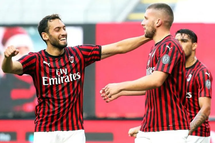 Selebrasi pemain Milan, A Rebic usai menjebol gawang AS Roma. Milan kalahkan Roma 2-0 di Stadion San Siro, Minggu  (28/6/2020) (Foto: EPA-EFE/MATTEO BAZZI)