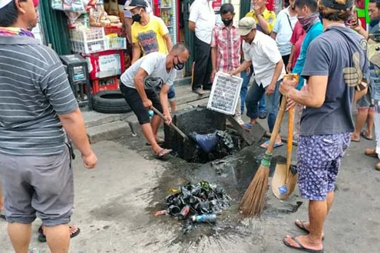 Antisipasi genangan saat hujan, sejumlah pelaku UMKM, awak bus, dan petugas Terminal bus AKAP Tanjung Priok sedang membersihkan saluran air di terminal Tanjung Priok/dok: utara.jakarta.go.id