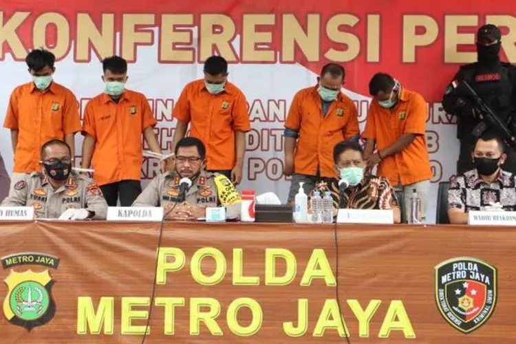 Direktorat Reserse Kriminal Polda Metro Jaya menangkap 12 tersangka kawanan perampok spesialis nasabah bank. (Suara.com/M. Yasir)