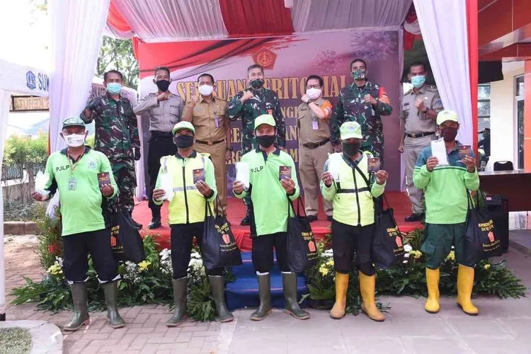Peduli Covid-19, TNI salurkan bantuan sembako ke warga Tegal Alur (dok Puspen TNI)