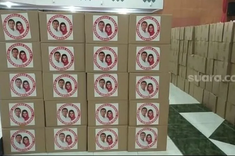 Gambar Wali Kota Semarang Hendrar Prihadi dan Wakilnya Hevearita Gunaryanti Rahayu yang tertempel di paket sembakau untuk warga yang terdampak Covid-19. (Suara.com/ist)