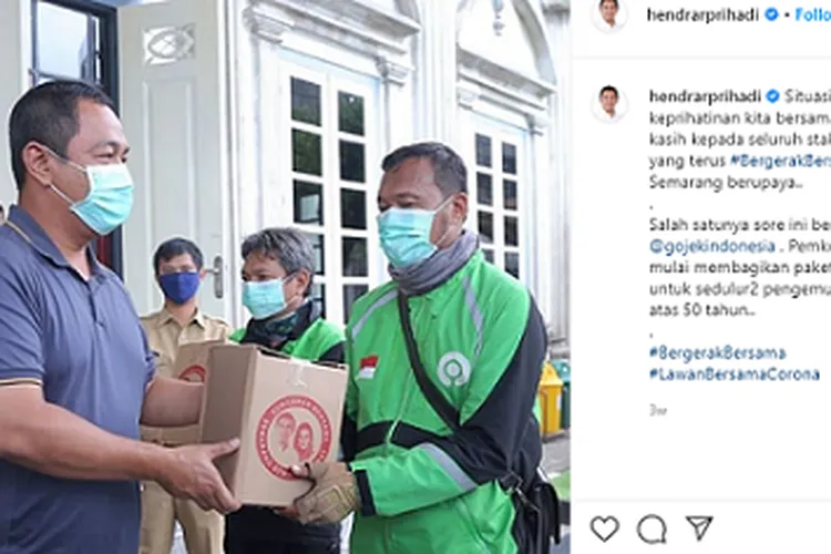 Sebagai ilustrasi, Wali Kota Semarang Hendrar Prihadi saat membagikan sembakokepada pengendara ojek online di Semarang. instagram: @hendrarprihadi