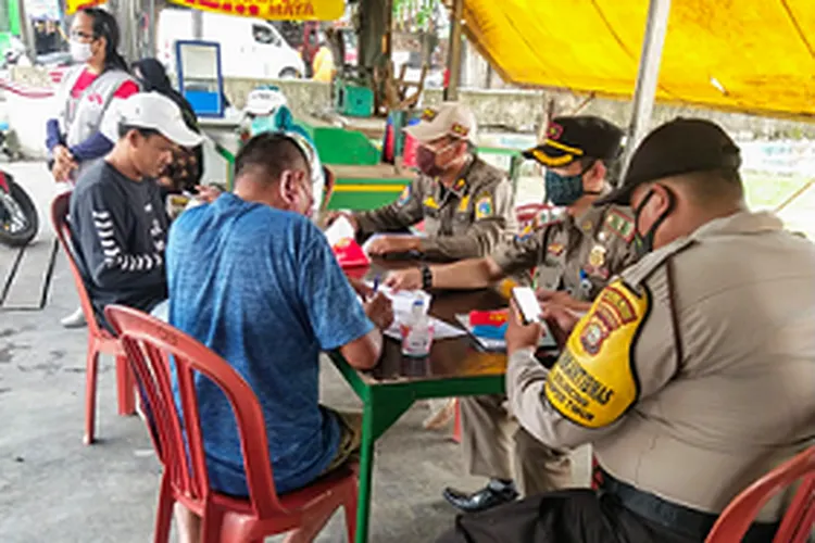 Warga Kelurahan Semper Timur yang terjaring Operasi Tibmask saat diambil data oleh petugas/dok: utara.jakarta.go.id