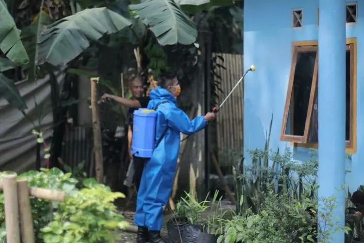 Petugas tengah menyemprot disinfektan di salah lokasi. (dok)