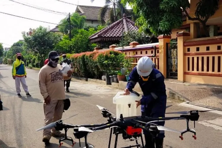 Penyemprotan disinfektan pakai drone di pemukiman warga di Pondok Kelapa, Jakarta Timur (Berita Jakarta)