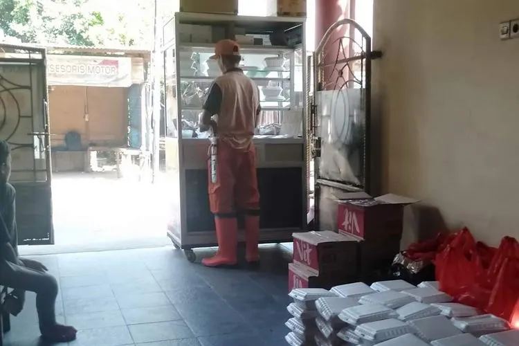 Etalase tempat warga RT 003/RW 006 Lenteng Agung menempatkan makanan untuk dibagikan kepada sesama yang kesusahan di masa pandemi COVID-19 dalam program Sedekah Nasi Cinta. (Dok. Sudin Kominfotik Jaksel)