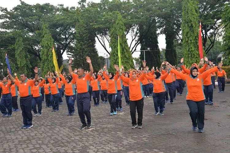 Pegawai Negeri Sipil (PNS) Marinir Wilayah Jakarta melaksanakan olahraga bersama dalam rangka HUT ke-48 Korpri, di Balai Prajurit Marinir Cilandak Jakarta Selatan, Kamis (9/12/2019). (Dok. Dispen Kormar)