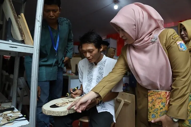 Seni dekorasi phyrography dipamerkan dalam pameran produk IKM Kreatif/utara.jakarta.go.id