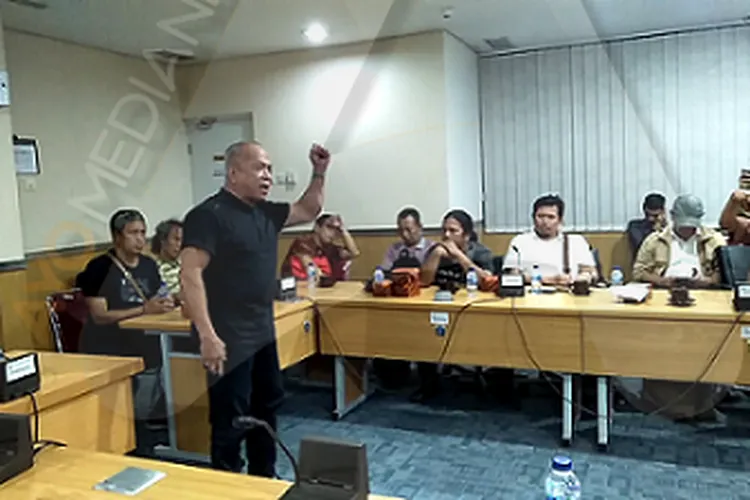 Seniman Ryan Hutagaol saat menyampaikan puisinya di hadapan Fraksi PDIP DPRD DKI Jakarta (Ayojakarta.com - Aprilia Rahapit)