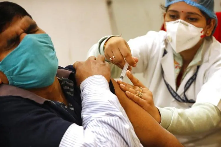 Seorang pekerja kesehatan memberikan vaksin Covid-19 di sebuah Rumah Sakit di New Delhi, India, Sabtu, 16 Januari 2021. India mulai menyuntik petugas kesehatan pada Sabtu dalam kampanye vaksinasi Covid-19 terbesar di dunia.  Foto: AP Photo/Manish Swarup