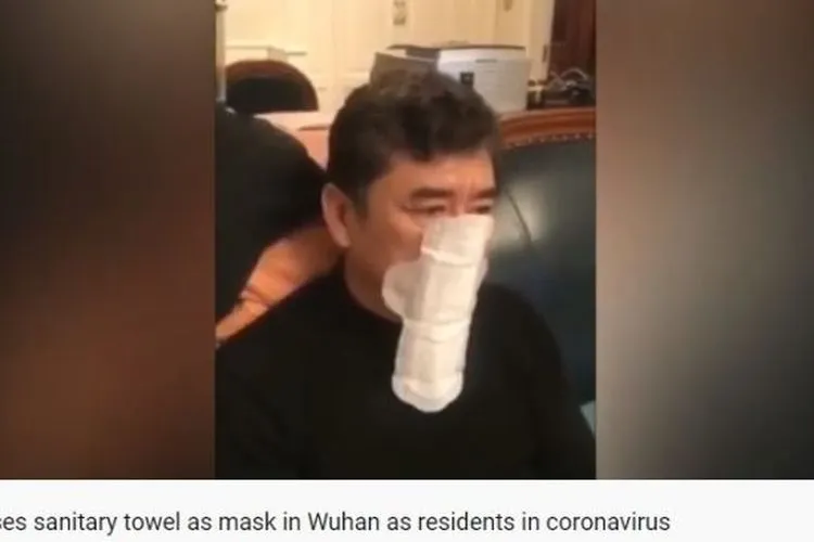Seorang pria memakai pembalut untuk menghindari virus corona (Youtube/Barikada News)