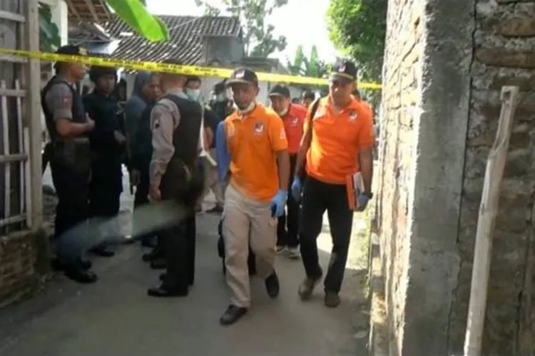 Seorang pria diduga hendak bunuh diri di Jatinegara, Rabu pagi (18/9/2019)/Antara