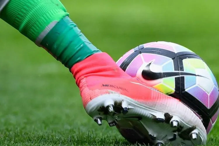 Dispora DKI Jakarta akan melakukan perbaikan rumput lapangan sepak bola di tiga lokasi menjadi rumput sintetis berstandar internasional pada tahun ini. (Ilustrasi/jawapos.com)