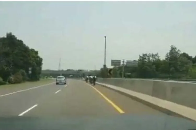 Rombongan pesepeda masuk jalan tol Jagorawi pada Minggu 13 September 2020 sempat direkam oleh warganet