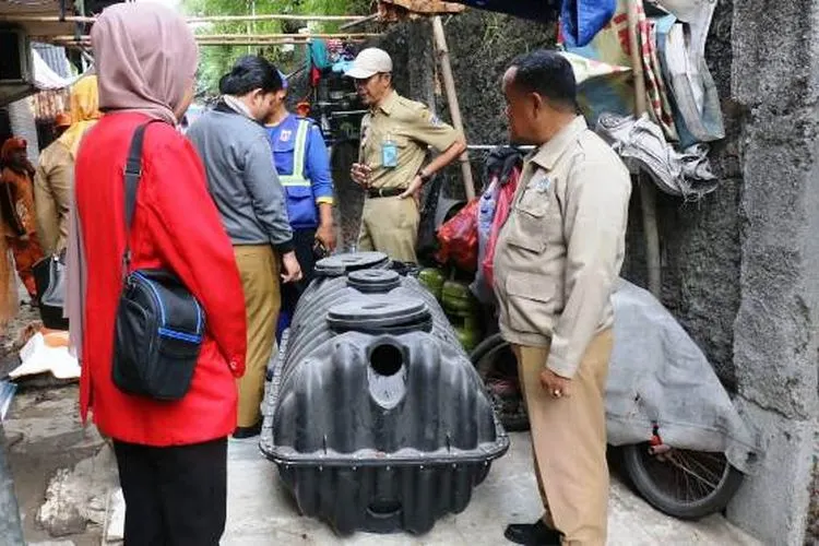 Petugas Sudin SDA mengecek kondisi tangki septic tank/barat.jakarta.go.id