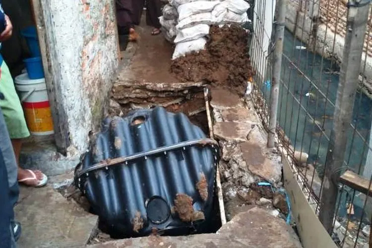 Petugas melakukan pemasangan tangki septic tank di RT 15/07, Tanjung Duren Utara/barat.jakarta.go.id