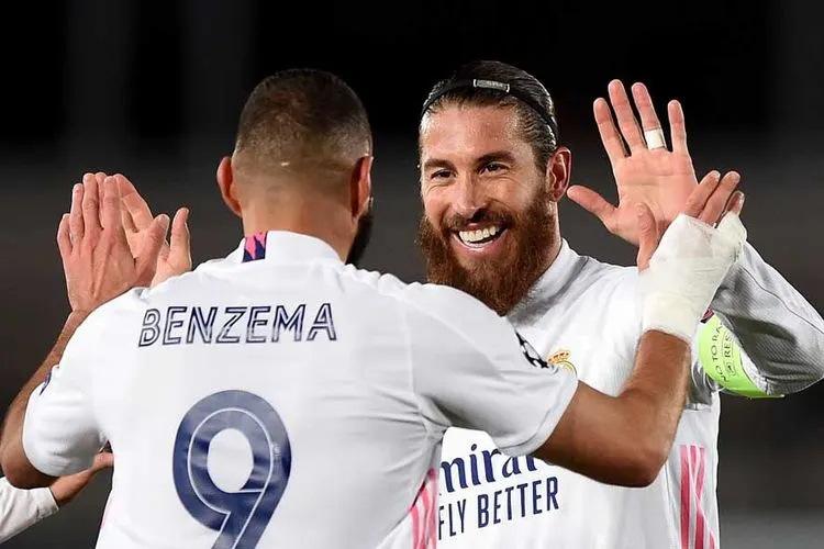 Kapten Real Madrid, Sergio Ramos saat berselebrasi bersama Karim Benzema usai mencetak gol ke gawang Inter Milan dalam laga Liga Champions di Di Stefano Stadium, Madrid, Rabu (4/11/2020), ini hari WIB. (Twitter UEFA)