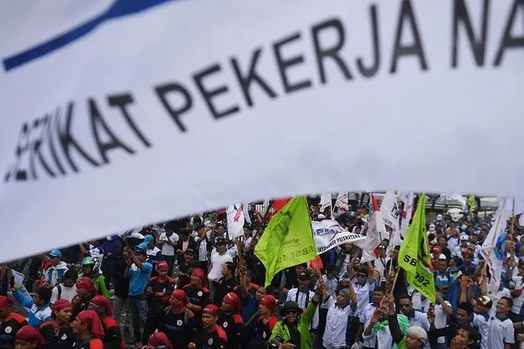 Ratusan buruh menolak omnibus law yang dinilai hanya menguntungkan pengusaha dan investor serta merugikan pekerja di Indonesia. (dok Antara Foto/Akbar Nugroho Gumay)