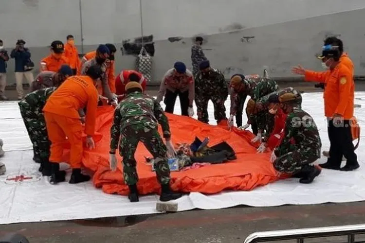 Serpihan pesawat Sriwijaya jatuh ditemukan. (Suara.com/Novian)