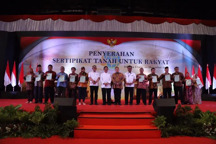 Penyerahkan 3500 sertipikat tanah kepada pemilik di Jakarta Utara (utara.jakarta.go.id)