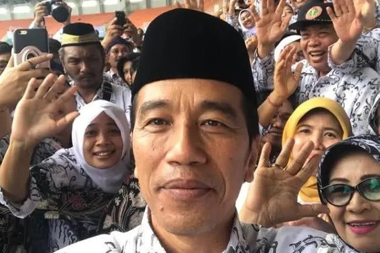 Presiden Jokowi melakukan swafoto dengan para guru di puncak acara Hari Guru Nasional dan HUT ke-73 PGRI di Bogor/Dok. Presiden Jokowi