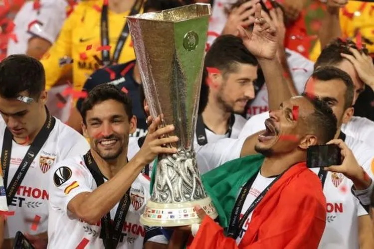 Para pemain Sevilla merayakan gelar juara Liga Europa 2019/2020 usai menundukkan Inter Milan 3-2 pada laga final yang dihelat di RheinEnergieStadion, Cologne, Jerman, Sabtu (22/8/2020) pagi WIB. [Lars Baron / POOL / AFP]