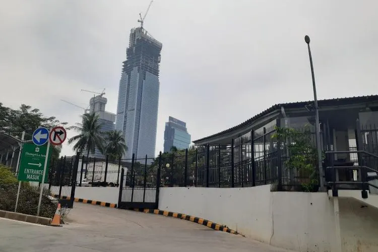 Pintu masuk menuju Hotel Shangri La, Jakarta Pusat, Jumat (14/8).  Foto: Eva Rianti