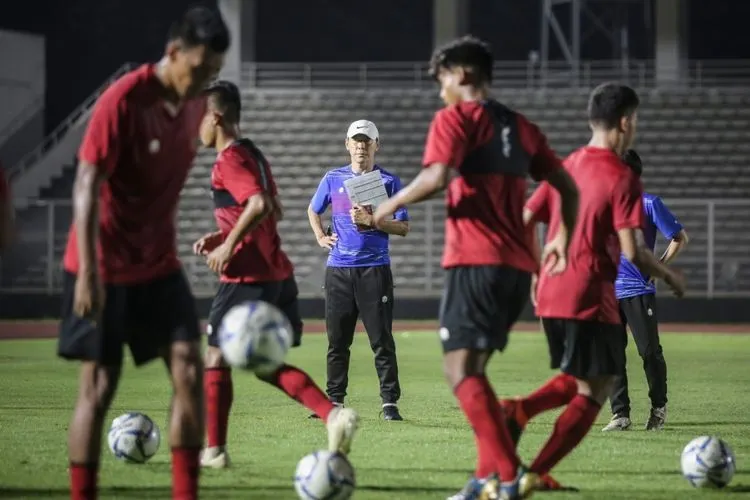 Pelatih Timnas Indonesia, Shin Tae-yong saat memimpin latihan timnas sebelum pandemi Covid-19. (dok PSSI)