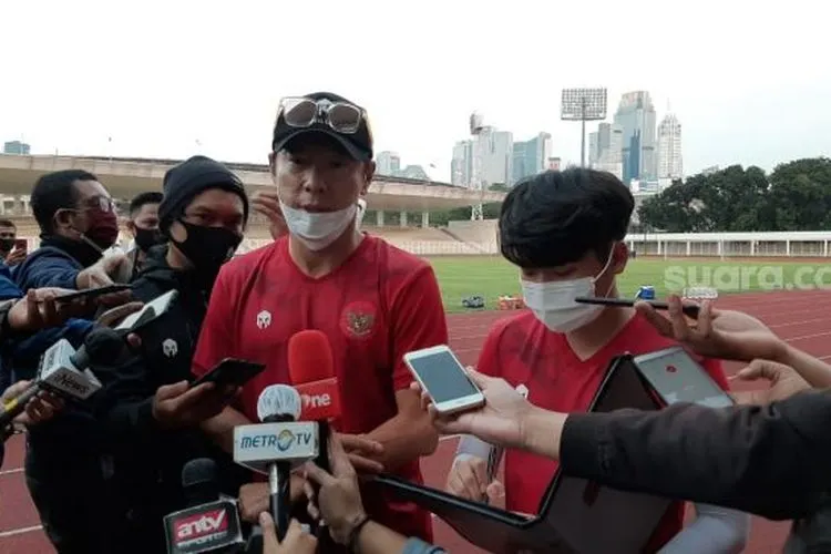 Manajer pelatih Timnas Indonesia, Shin Tae-yong (tengah) saat ditemui di Stadion Madya, Senayan, Jakarta, Kamis (20/8/2020). [Suara.com/Adie Prasetyo Nugraha]