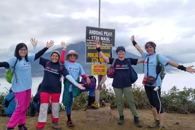 Arietta Beeby (65), Hilda (52), Onaria (49), Herawati (49), dan Yanni (49) foto bareng di puncak Gunung Andong/Dok pribadi