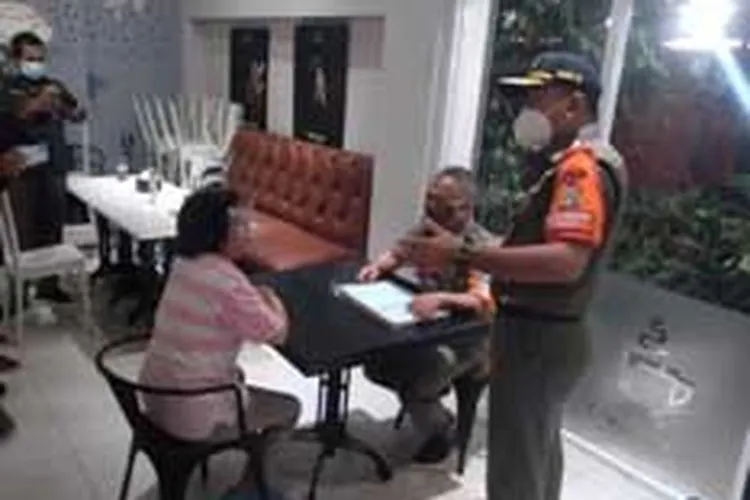 Kasatpol PP DKI, Arifin saat sedang sidak di kafe/dok: beritjakarta.id  --
