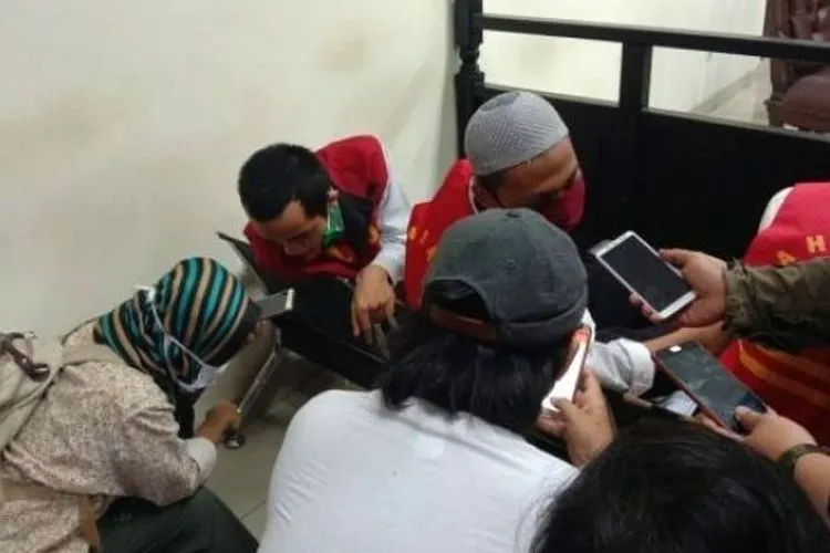 Ketiga terdakwa kelompok Anarko menjalani sidang perdana di Pengadilan Negeri Tangerang, Banten, Senin (15/6/2020). [Foto: Bantennews.com]