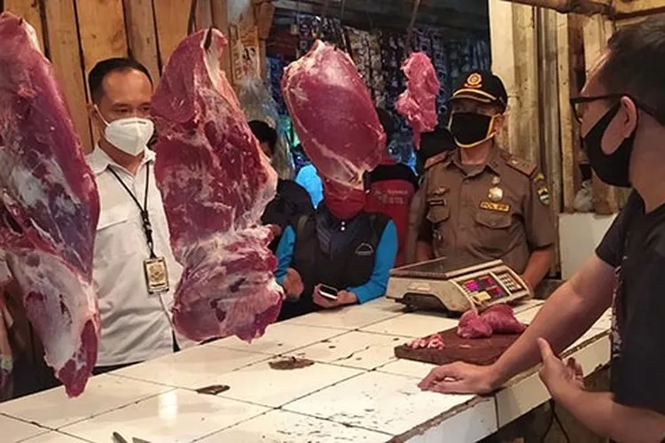 Tim Satgas Pangan memantau dan memeriksa penjual daging di pasar tradisional Kecamatan Singaparna, Selasa (19/5/2020). (Ayotasik.com/Irpan Wahab)