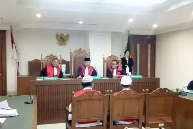 Sidang pembacaan dakwaan dengan terdakwa Surya Gemala Cibro dan Hendrik Syamrosa dariRiau yang berada di dalam ambulans Gerindra yang diduga membawa batu untuk menyerang polisi di Pengadilan Negeri Jakarta Pusat, Senin (16/9/2019)/Antara