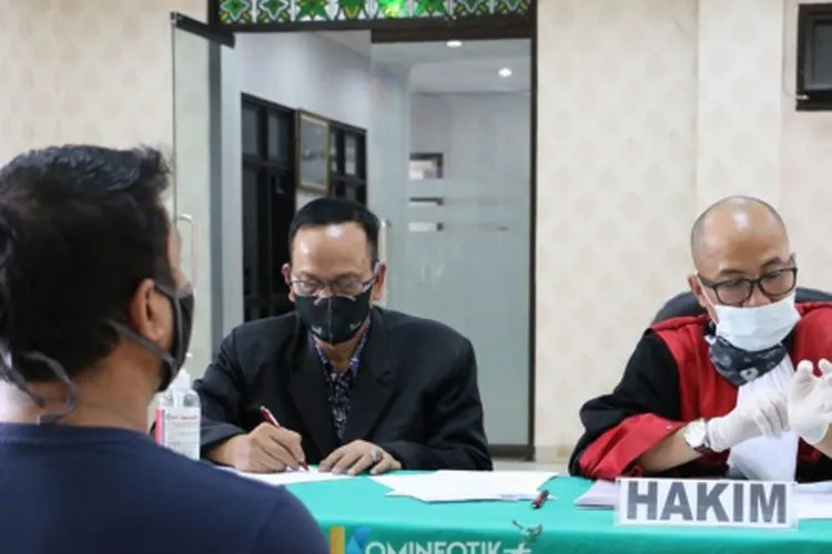 3 pemilik rumah makan di Ciracas, Jakarta Timur menjalani sidang yustisi karena melanggar aturan PSBB pengetatan/dok: timur.jakarta.go.id