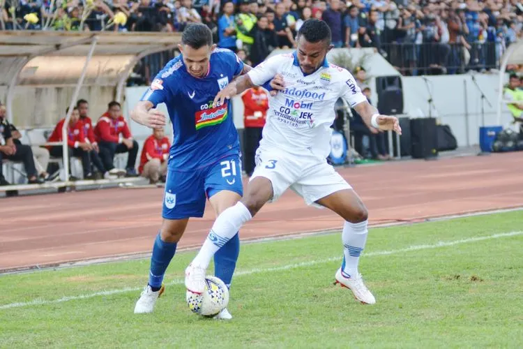 Silvio Escobar saat berkostum PSIS Semarang, terlibat duel dengan pemain bertahan Persib Bandung. (Ayojakarta.com/Budi Cahyono)