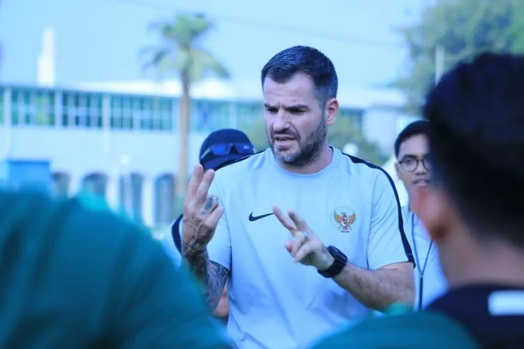 Pelatih Simon McMenemy pimpin latihan Timnas Indonesia di Dubai/PSSI.org