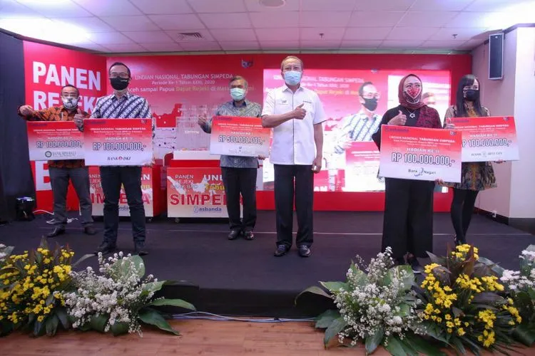 Sebanyak 25 nasabah eksisting bank bjb mendapat hadiah dari program Undian Nasional Simpeda yang diselenggarakan oleh Asosiasi Bank Pembangunan Daerah (Asbanda)/ dok bjb
